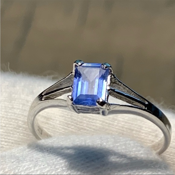 Beautiful Ceylon Sapphire White Gold Ring - Picture 5 of 11